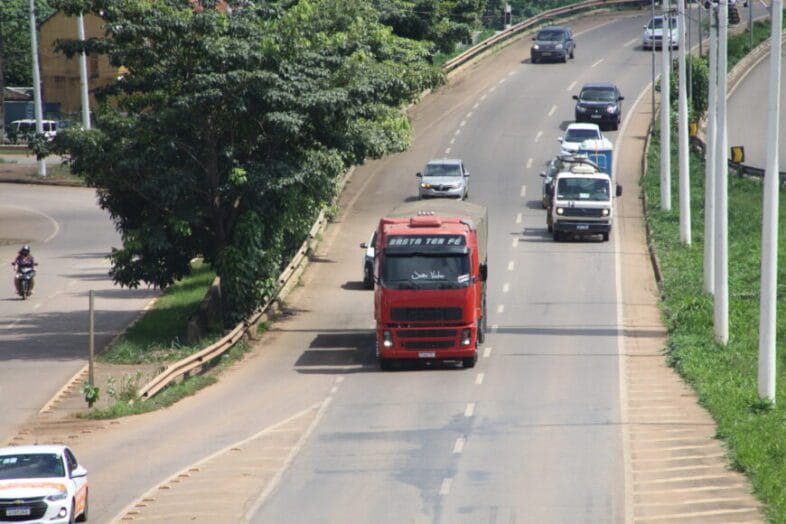 Licenciamento anual para proprietários de veículos com placa final 7 termina dia 31 de julho