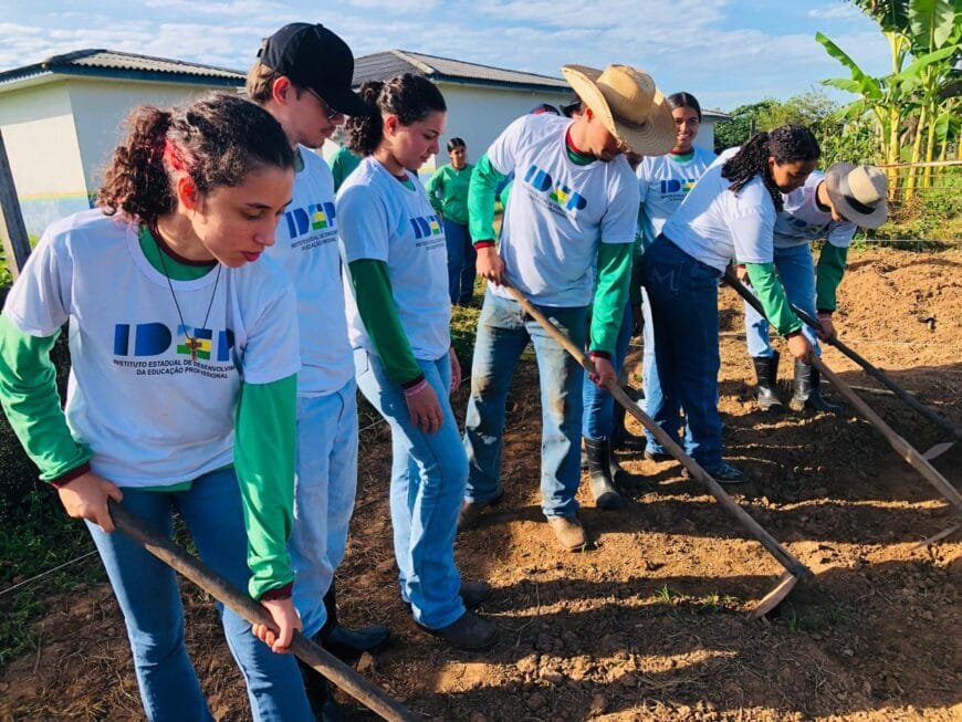Alunos da educação rural aprendem com a rotina do campo