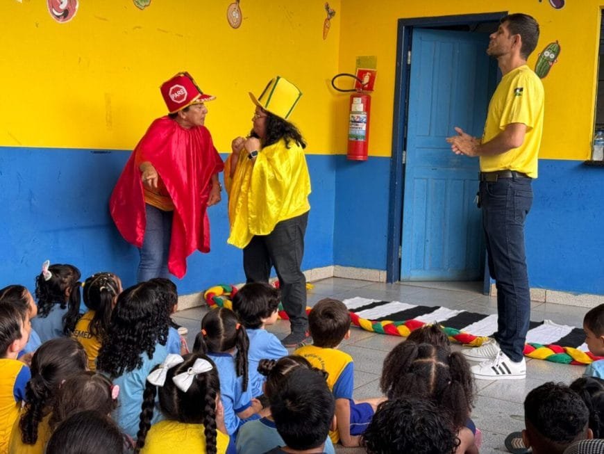 Estudantes aprendem sobre regras de segurança no trânsito com teatro e brincadeiras