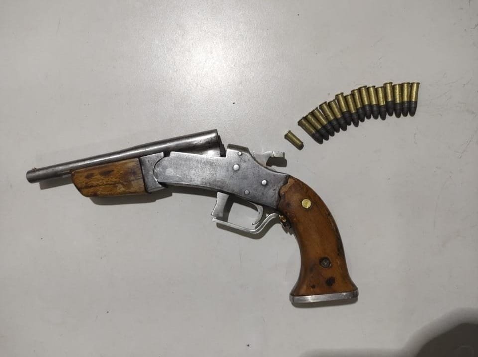 Polícia Militar prende jovem bêbado com arma e munições