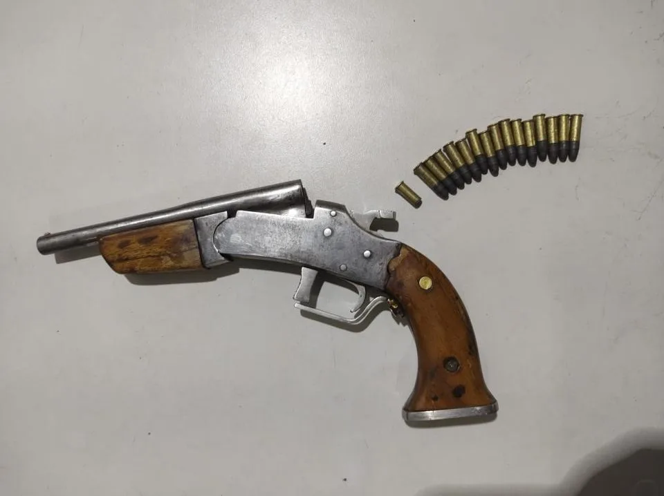 Polícia Militar prende jovem bêbado com arma e munições