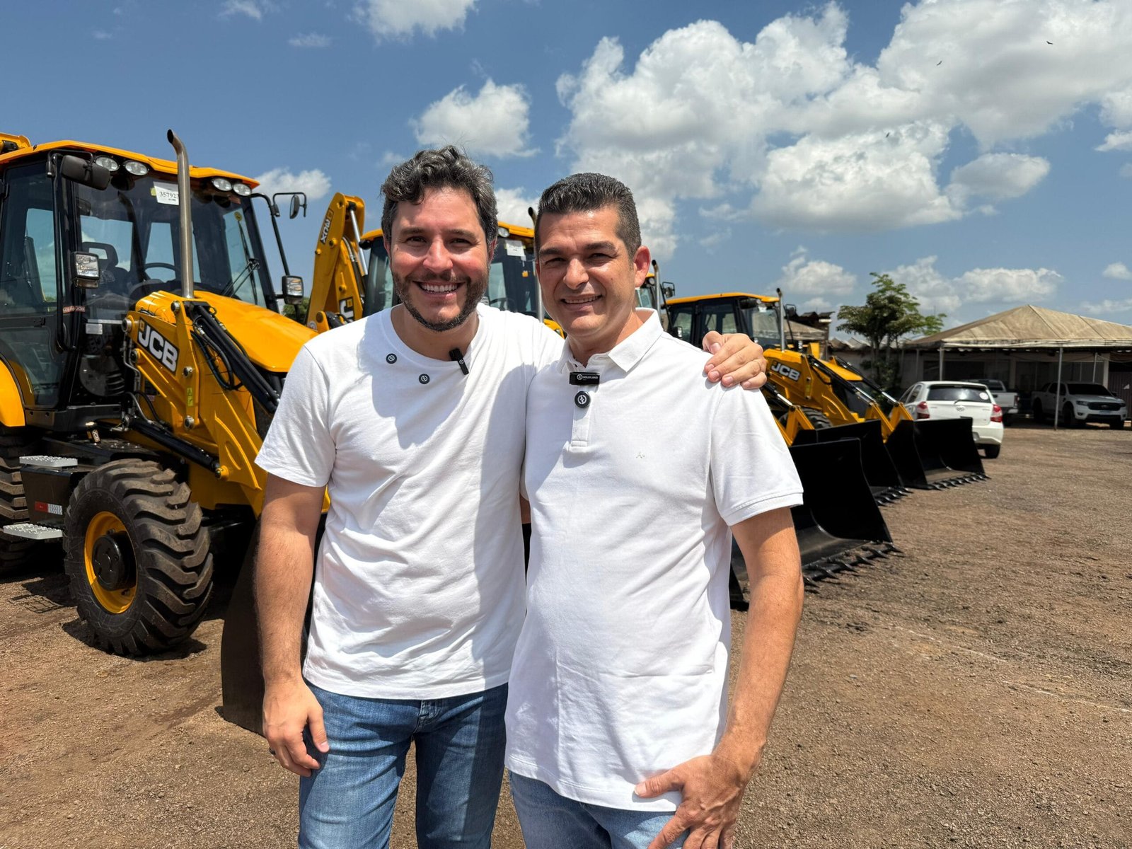 Adalto de Bandeirantes participa da entrega de retroescavadeiras para distritos de Porto Velho