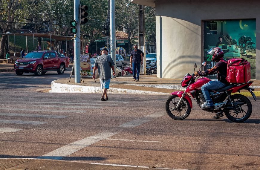 Detran-RO reforça importância de respeitar a legislação de trânsito em casos de travessia em faixas de pedestres 