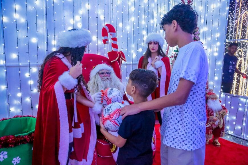 Bolas confeccionadas no projeto Pintando a Liberdade são entregues pelo governo de RO durante “Natal de Luz”
