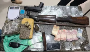 Casal é preso com grande quantidade de drogas, armas e dinheiro em sítio