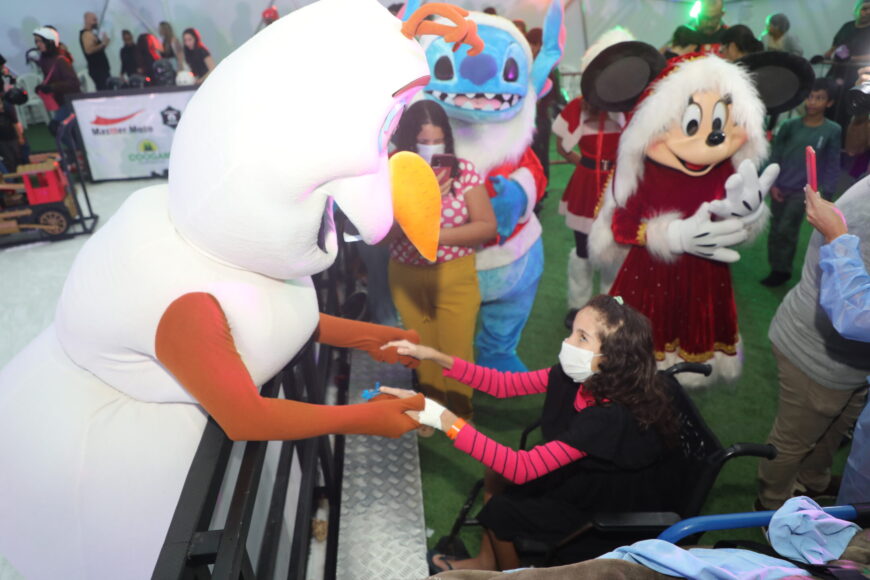 Pacientes crônicos do Hospital Infantil Cosme e Damião são levados para ver luzes natalinas no Parque da Cidade