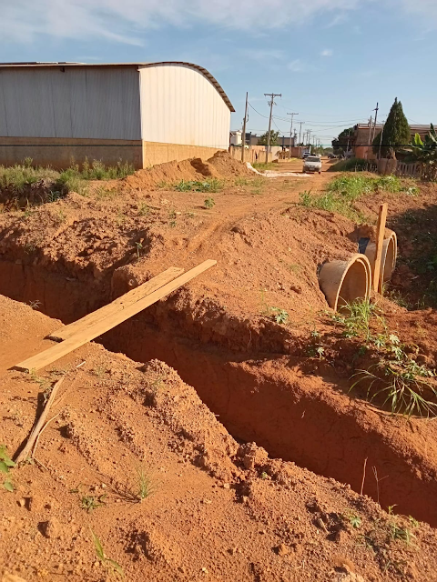 DESCASO E DIFICULDADES: Moradores de União Bandeirantes clamam por limpeza, encascalhamento e conserto de pontes