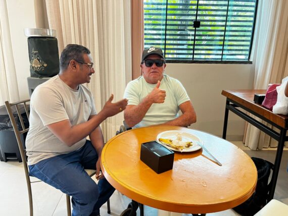 Café da manhã gratuito reflete na economia e proporciona momentos de interação entre beneficiários, em Porto Velho