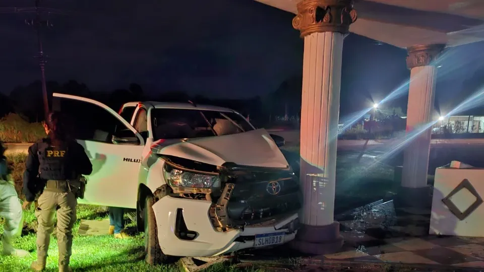 Caminhonete da SEMUSA bate na contramão na BR-364