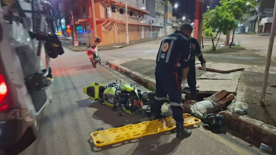 Motociclista perde o controle, bate no meio fio, e fica desacordado na 7 de Setembro