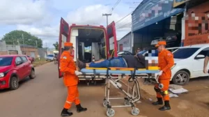 Acidente envolvendo XRE 300 deixa motociclista ferido no bairro Três Marias