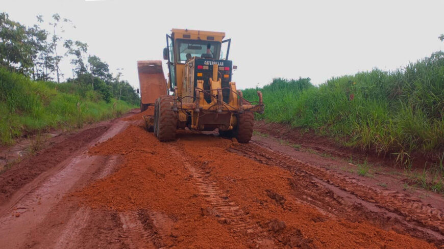 Manutenção na RO-490 melhora trafegabilidade sentido ao distrito de Flor da Serra, em Alto Alegre dos Parecis