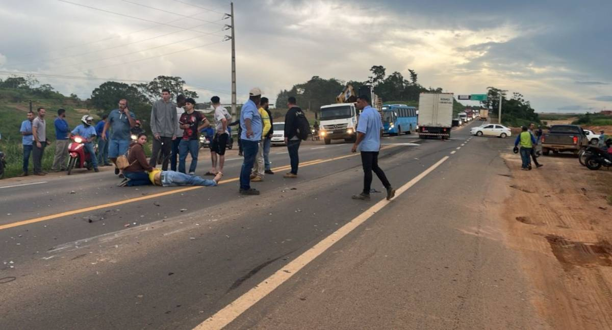 Motociclista fica em estado grave após colisão frontal e incêndio na BR 364