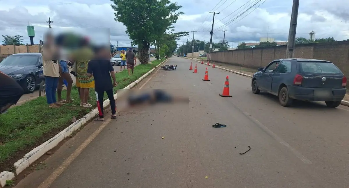 Motociclista morre após perder o controle e bater em meio-fio