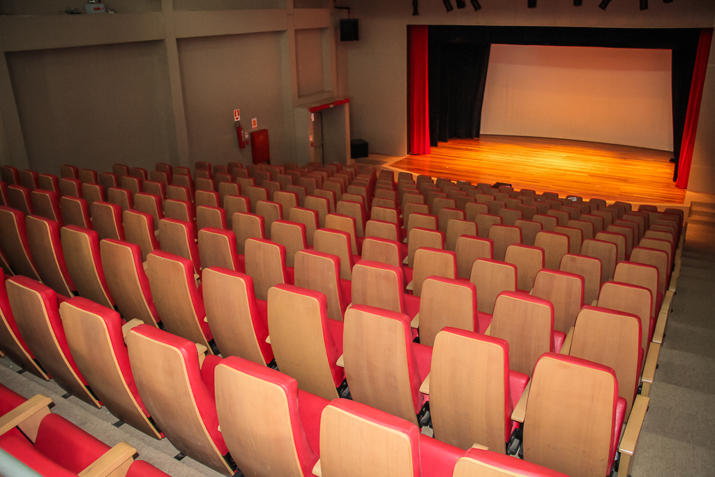 Cláudia de Jesus defende que Teatro Guaporé volte à administração cultural do Estado