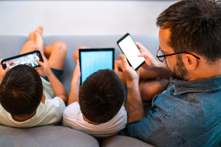 Uso de telas excessivo e os impactos na saúde física e mental são orientados pela Sesau