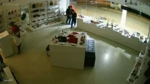Quadrilha invade loja de calçados de luxo em Porto Velho