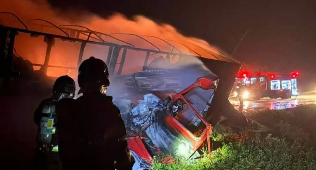 Colisão entre carretas fecha trecho da BR 364 e mobiliza bombeiros por três horas