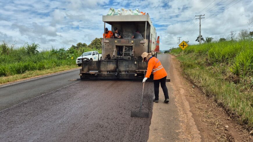 Rodovia-135, em Alta Floresta d’Oeste, recebe do governo de RO revitalização com microrrevestimento