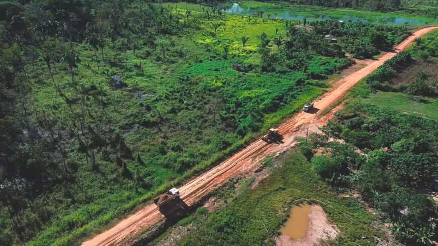 RO-010 passa por melhorias em dois trechos estratégicos, com serviços de patrolamento e encascalhamento
