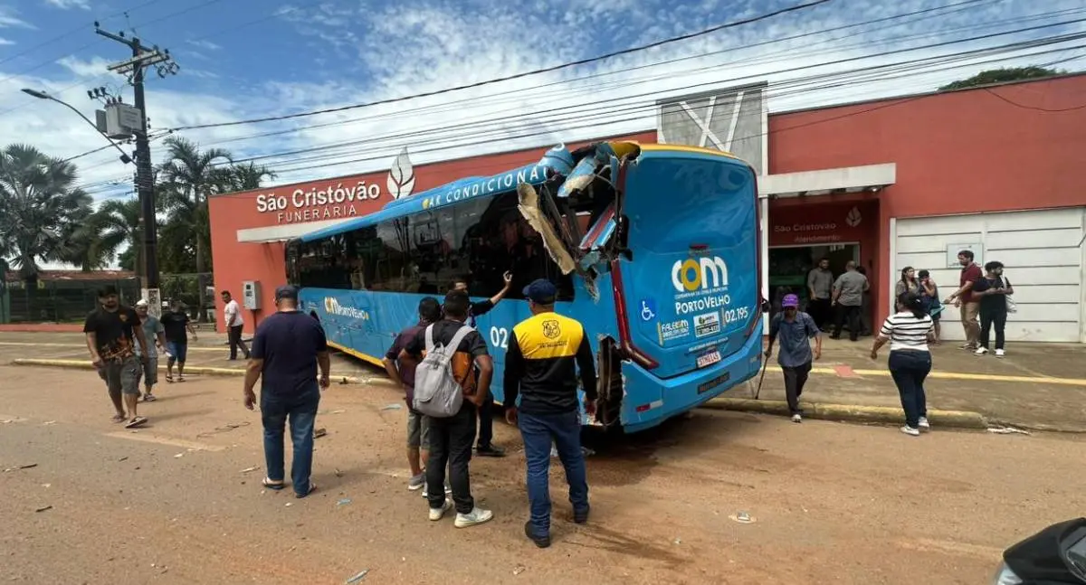 Caminhão erra manobra e provoca colisão com ônibus na avenida Jorge Teixeira em Porto Velho