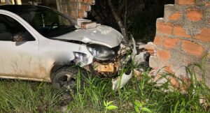 Motorista joga carro contra muro após discussão com namorada no Dom Bosco