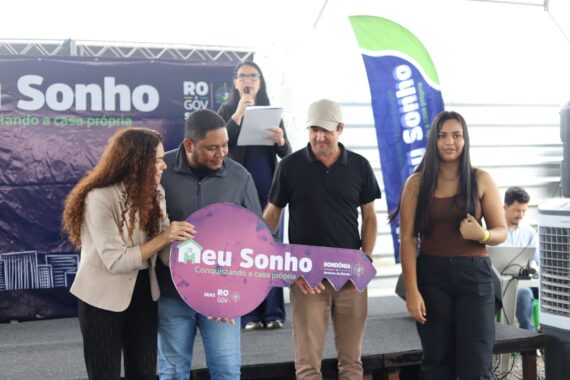Primeiros imóveis do programa do governo de RO que garante auxílio financeiro no ato da compra são entregues em Ji-Paraná