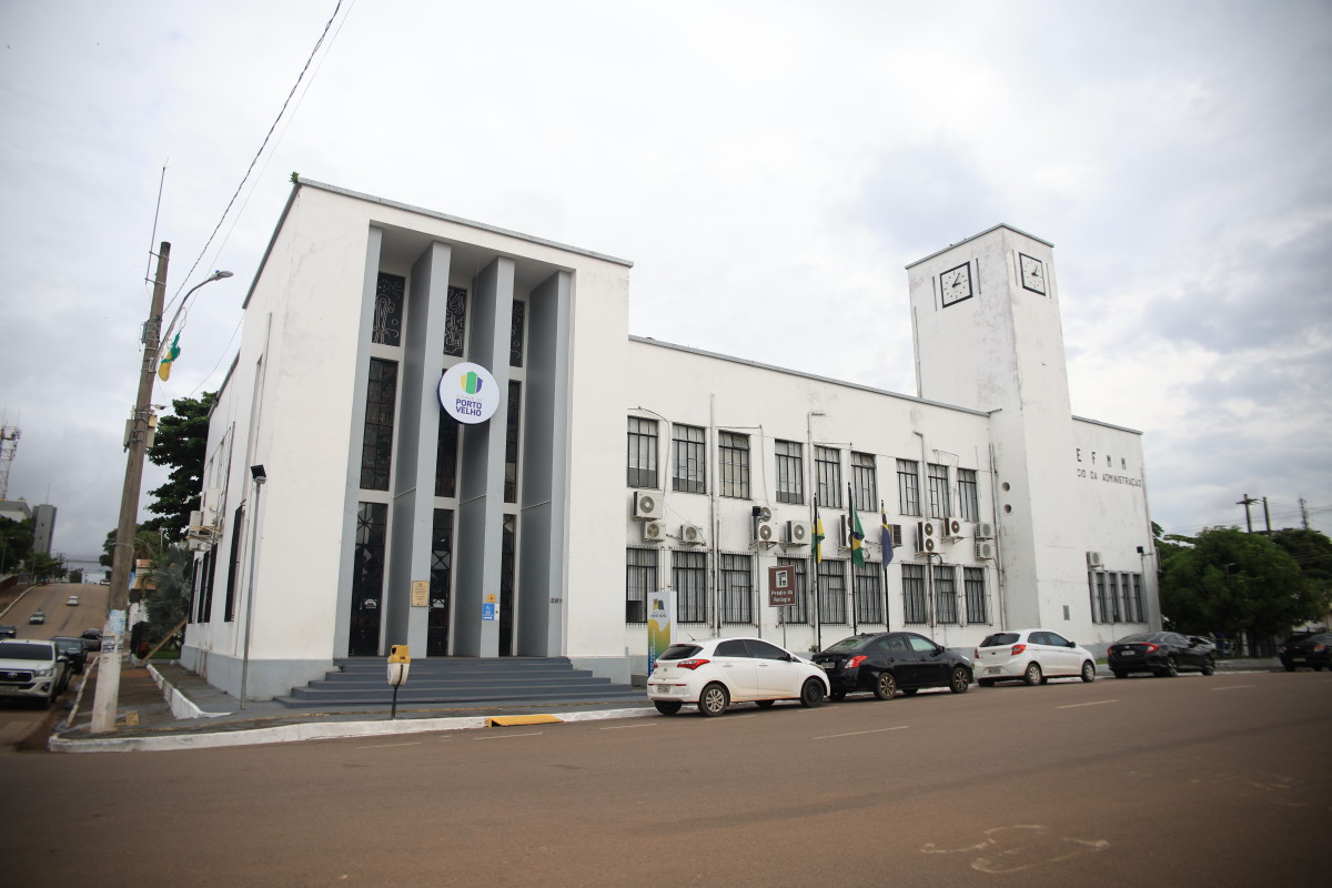 Mais de 100 profissionais assinam contrato e iniciam atendimento à população