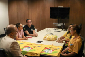 Camisas confeccionadas por reeducandos são entregues à mães atípicas alusivas ao Dia Mundial da Síndrome de Down