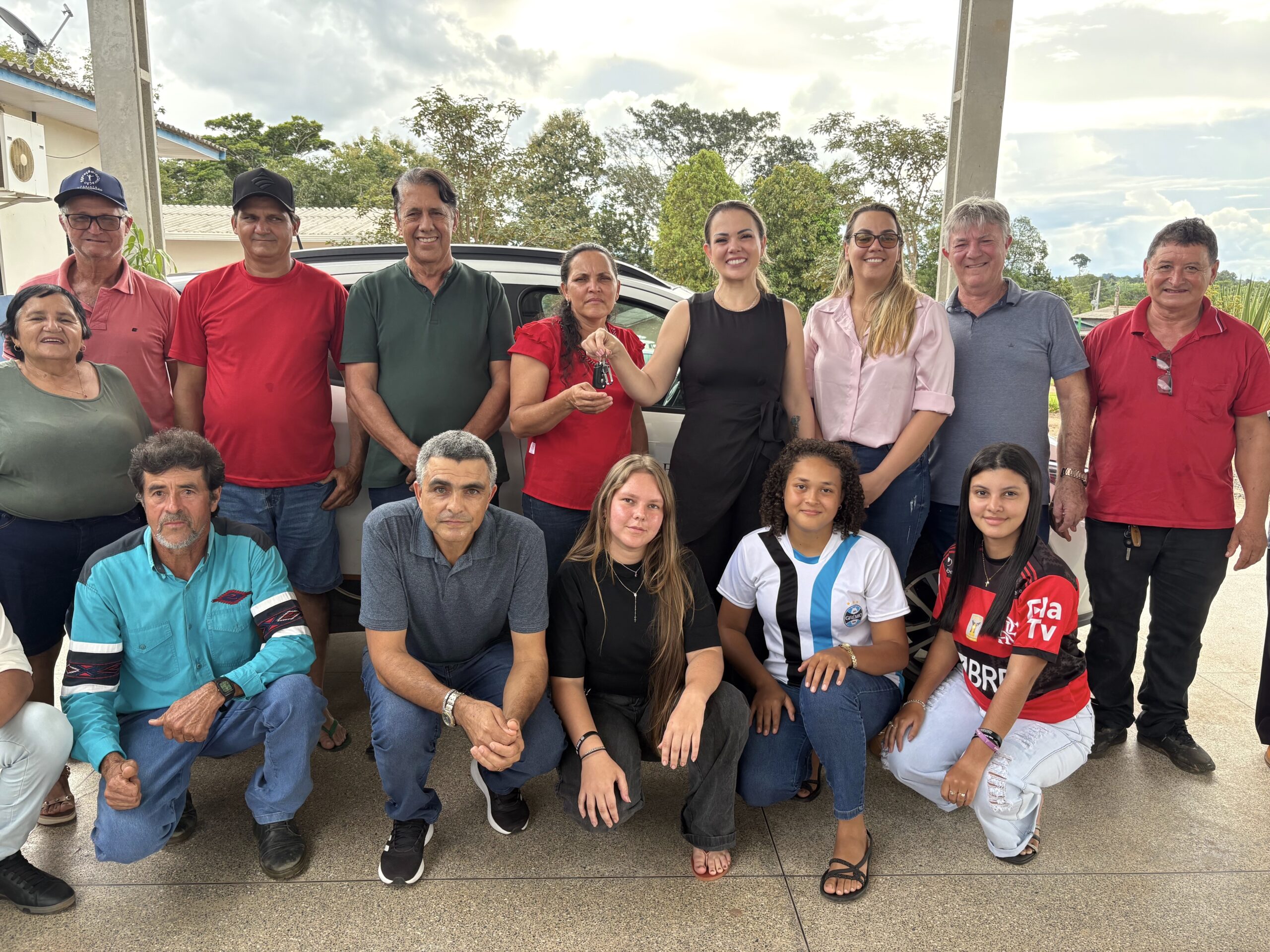 Cláudia de Jesus destina veículo e acompanha construção de muro na EFA em Novo Horizonte