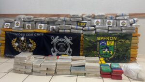 Cerco policial no Rio Madeira intercepta carregamento milionário de drogas e prende dupla em flagrante na fronteira