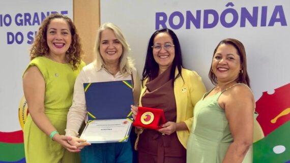 Governo de RO recebe Selo Prata do Compromisso Nacional Criança Alfabetizada e consolida sucesso do Regime de Colaboração