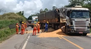 Acidente entre caminhões trava tráfego na BR-364 em trecho de obras