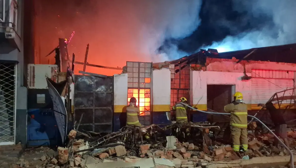 Incêndio destrói oficina de motos no centro de Porto Velho