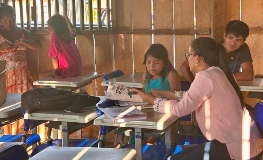 Kits de livros didáticos são entregues a estudantes do 1º ao 5º ano em escolas de Rondônia