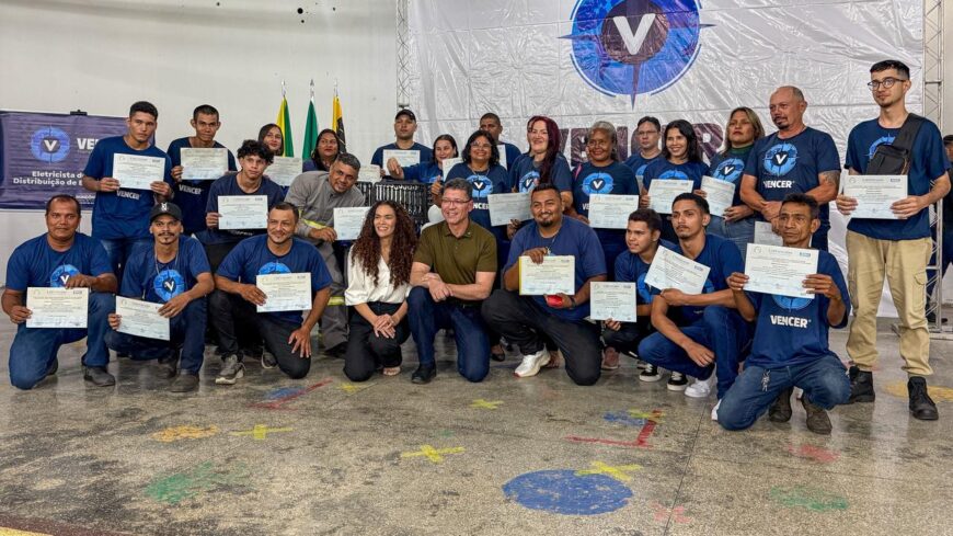 Concluintes comemoram o recebimento de certificados e do kit com equipamentos do Programa Vencer