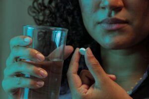 Orientação sobre automedicação e importância do atendimento médico são evidenciadas pela Sesau