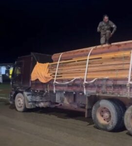 POLÍCIA MILITAR FLAGRA TRANSPORTE IRREGULAR DE MADEIRA EM MACHADINHO D’OESTE