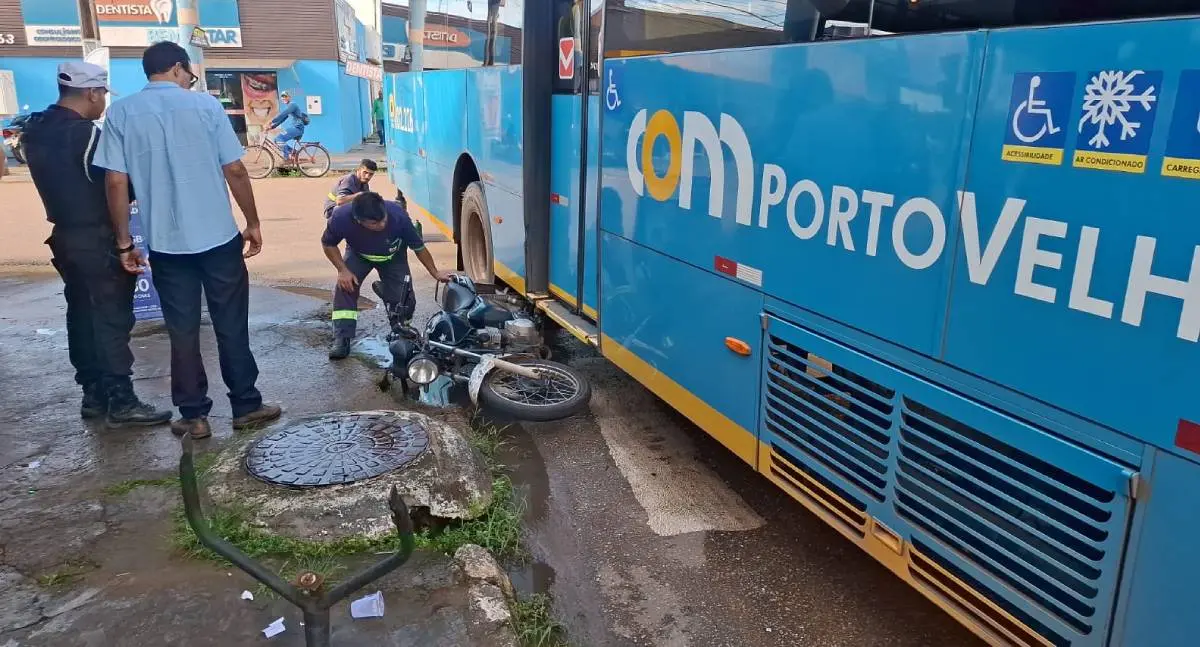 Motocicleta fica embaixo de ônibus após colisão na zona leste de Porto Velho