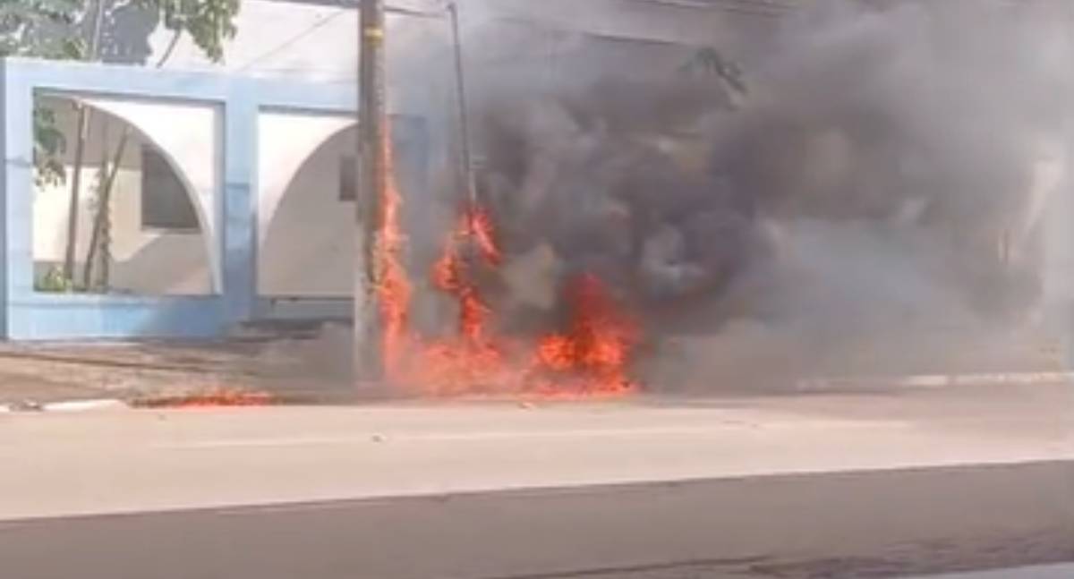 Transformador explode e causa princípio de incêndio na Carlos Gomes