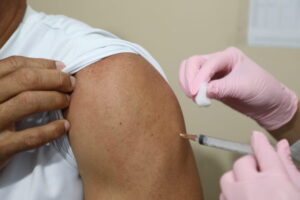 Campanha de vacinação contra influenza segue até maio e reforça prevenção à gripe