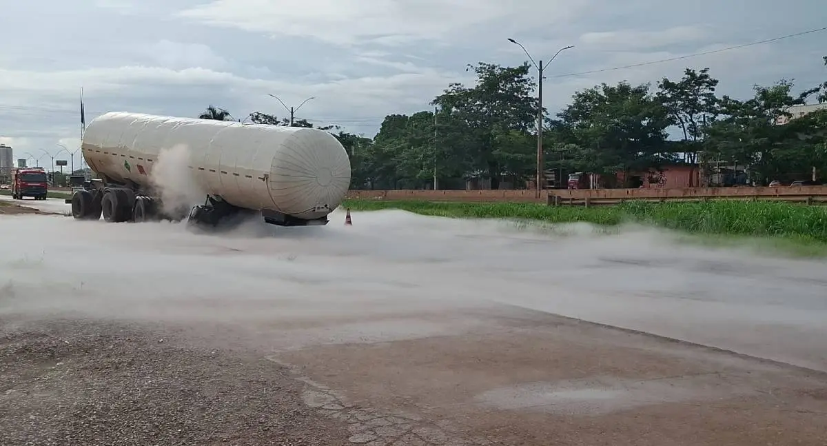 Vazamento de CO2 em caminhão mobiliza Corpo de Bombeiros na BR-364 em Porto Velho