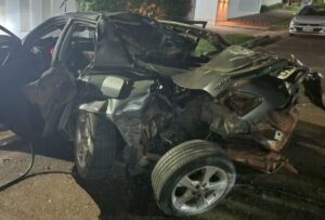 Grave acidente destrói Corolla, deixa dois mortos e três feridos sob cuidados médicos