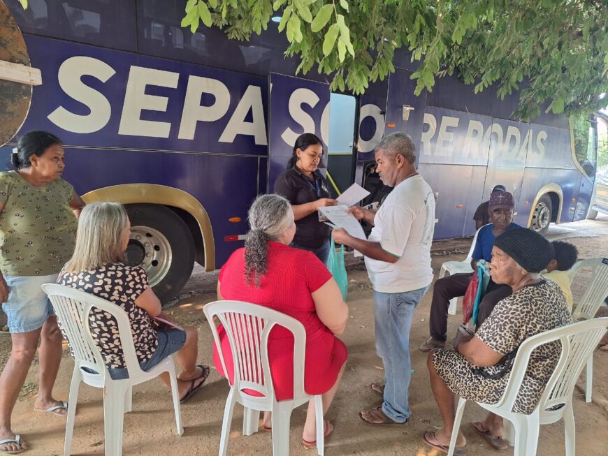 Moradores de Cacaulândia recebem certidões de regularização fundiária nesta sexta-feira, 15