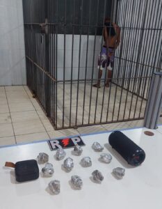 Policia Militar prende vulgo “RS do CV” com 12 porções grandes de maconha no Bairro Mariana