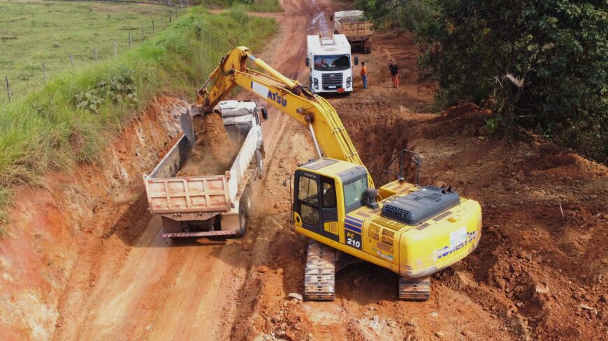 Patrolamento e encascalhamento na RO-490 reforçam escoamento da produção e segurança viária na Zona da Mata