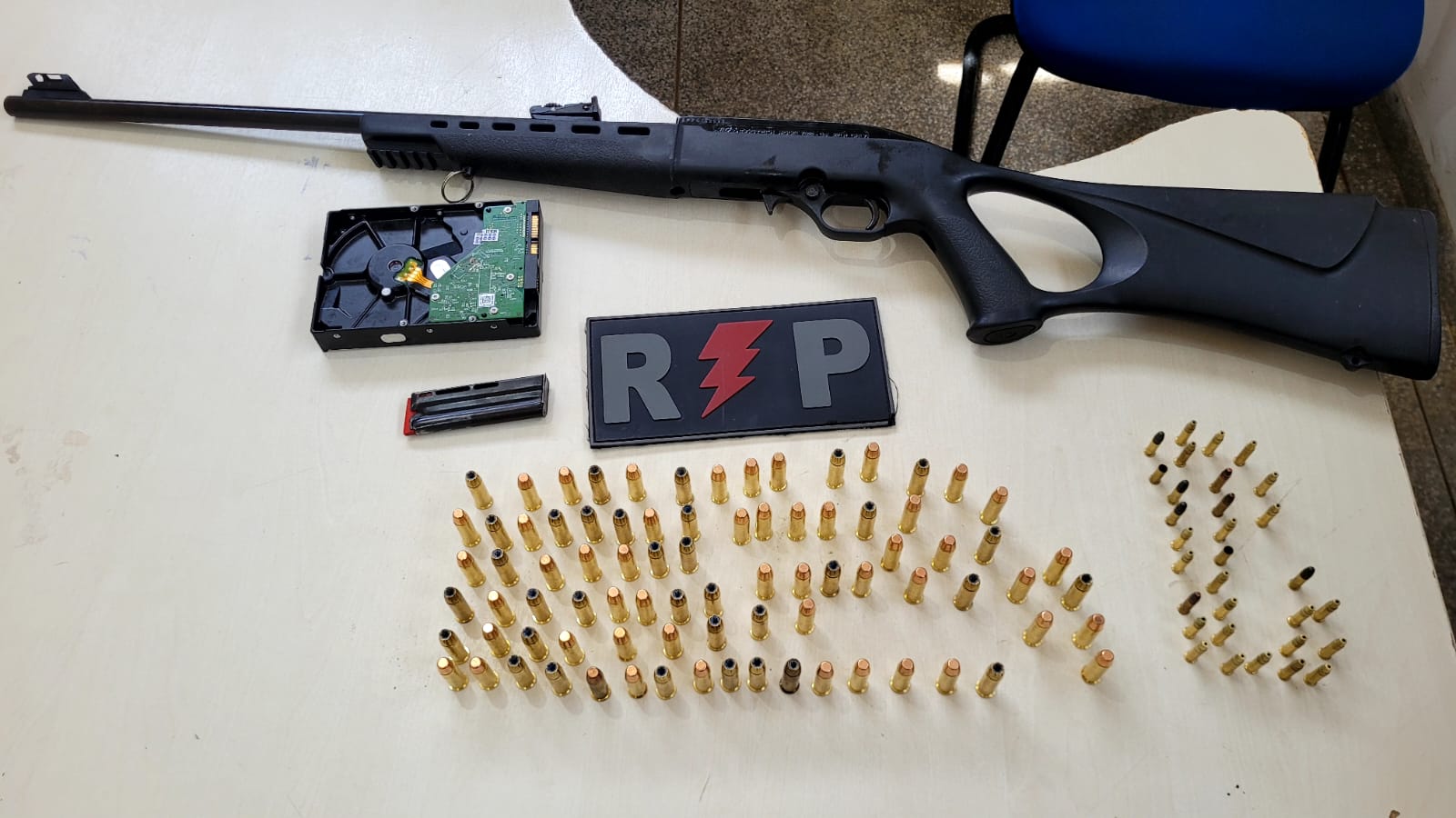POLÍCIA MILITAR APREENDE ARMA DE FOGO E MAIS DE 100 MUNIÇÕES DURANTE DILIGÊNCIAS