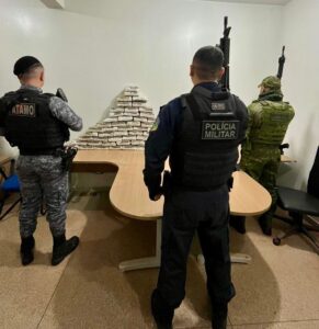 POLÍCIA MILITAR APREENDE MAIS DE 65 QUILOS DE MACONHA E PRENDE DUAS PESSOAS