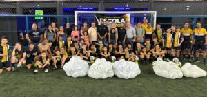 Cláudia de Jesus prestigia entrega de materiais esportivos a escolinha de futebol em Porto Velho