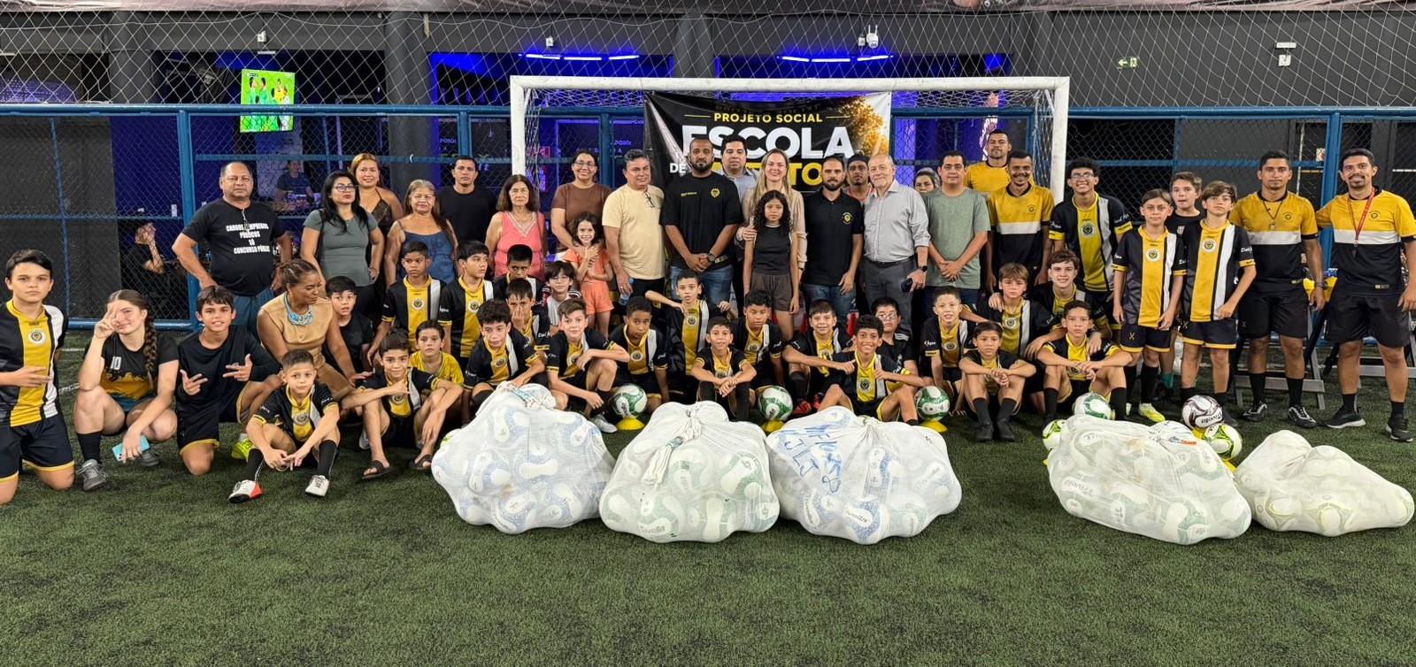 Cláudia de Jesus prestigia entrega de materiais esportivos a escolinha de futebol em Porto Velho